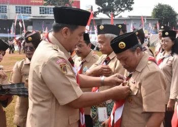 Ketua Kwarcab Kabupaten Pekalongan, M. Yulian Akbar, menyematkan tanda penghargaan Pancawarsa kepada pembina Pramuka dalam upacara peringatan Hari Pramuka ke-64 di Lapangan Desa Kutosari, Kecamatan Doro, pada Kamis, 14 Agustus 2025. (Fahri Akbar/Lingkarjateng.id)