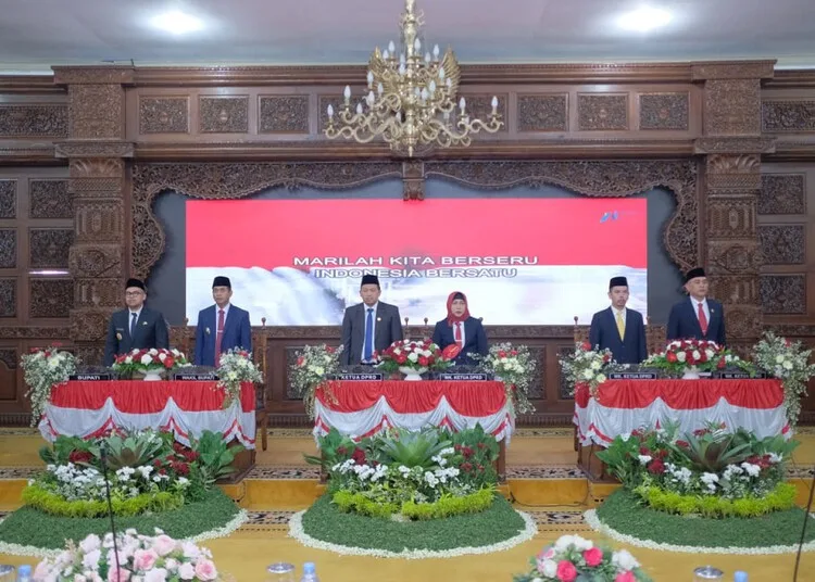 DPRD Batang Gelar Rapat Paripurna Dengar Pidato Kenegaraan Presiden Prabowo 25 Rapat paripurna DPRD Kabupaten Batang dengan agenda mendengarkan pidato kenegaraan Presiden RI Prabowo Subianto pada Jumat, 15 Agustus 2025. (Pemkab Batang/Lingkarjateng.id)