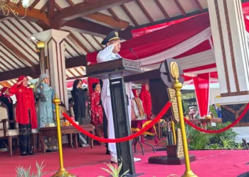 Wakil Gubernur Jawa Tengah, Taj Yasin Maimoen, saat memimpin upacara peringatan HUT ke-80 RI di Kabupaten Pati pada Minggu, 17 Agustus 2025. (Lingkarjateng.id)
