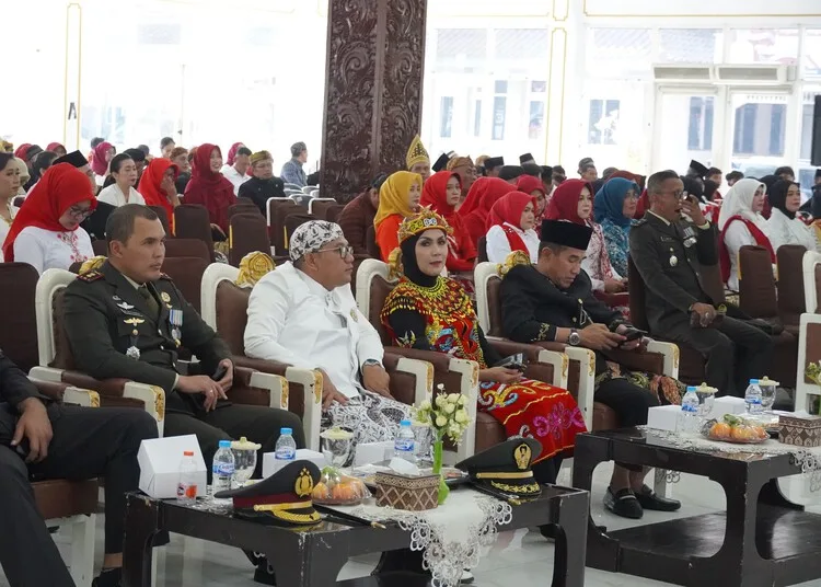 Bupati Kendal Ikuti Upacara Detik-Detik Proklamasi secara Virtual 25 Bupati Kendal, Dyah Kartika Permanasari, didamping mengikuti upacara Detik-Detik Proklamasi Kemerdekaan Republik Indonesia ke-80 secara virtual di Pendopo Tumenggung Bahurekso pada Minggu, 17 Agustus 2025. (Unggul Priambodo/Lingkarjateng.id)