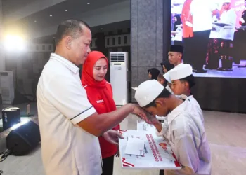 Pangdam IV/Diponegoro Santuni 1.000 Anak Yatim di HUT ke-80 RI 26 Pangdam IV/Diponegoro Mayjen TNI Achiruddin memberikan santunan kepada 1.000 anak yatim piatu dan putra-putri prajurit Kodam IV/Diponegoro di Balai Diponegoro, Kompleks Makodam IV/Diponegoro, Minggu, 17 Agustus 2025. (Pendam IV/Diponegoro/Lingakarjateng.id)
