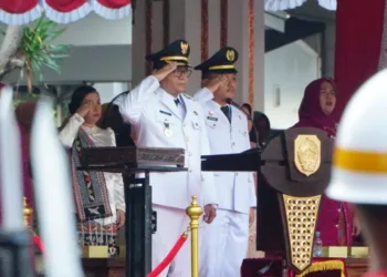 Wakil Bupati Pati, Risma Ardhi Chandra, menjadi inspektur upacara penurunan bendera peringatan HUT ke-80 RI di Halaman Pendopo Kabupaten Pati pada Minggu sore, 17 Agustus 2025. (Pemkab Pati/Lingkarjateng.id)