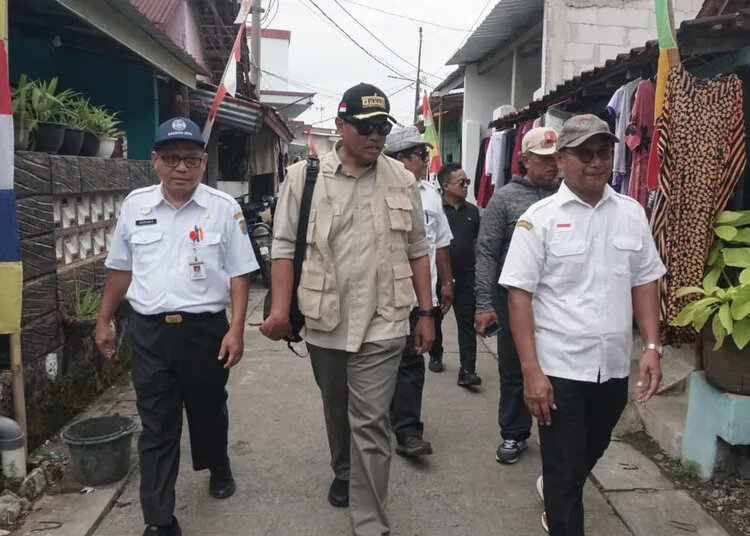 Pemkot Pekalongan Usulkan Keberlanjutan Penataan Kawasan Kumuh ke KSP 25 Tenaga Ahli Utama Deputi IV Kepala Staf Presiden, Ida Bagus Putra Jandhana, saat meninjau kawasan permukiman di Kampung Bugisan, Kota Pekalongan, pada Rabu, 20 Agustus 2025. (Fahri Akbar/Lingkarjateng.id)