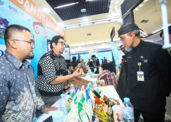 Sekda Jawa Tengah, Sumarno, mendatangi salah satu stand UMKM di ajang Business Matching to Smesco di Gedung Gradhika Bhakti Praja, Kota Semarang pada Kamis, 21 Agustus 2025. (Pemprov Jateng/Lingkarjateng.id)