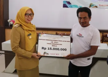 Bupati Demak Berencana Tambah Bantuan RTLH Jadi Rp 20 Juta 27 Bupati Demak, Eisti'anah, menyerahkan bantuan RTLH secara simbolis kepada penerima manfaat di MPP Demak pada Senin, 25 Agustus 2025. (M. Burhanuddin Aslam/Lingkarjateng.id)