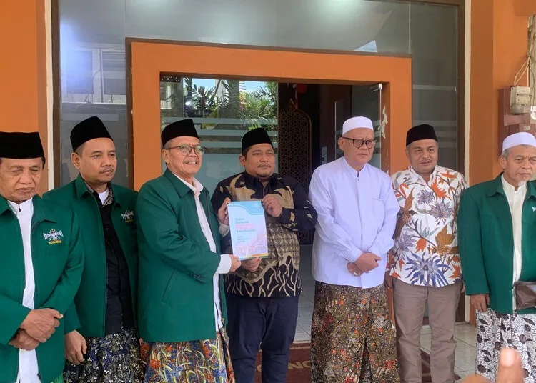 DPRD dan PCNU Demak Sepakat Pertahankan Enam Hari Sekolah 25 Ketua DPRD Demak, Zayinul Fata, berfoto dengan jajaran PCNU Demak pada Rabu, 27 Agustus 2025. (M. Burhanuddin Aslam/Lingkarjateng.id)