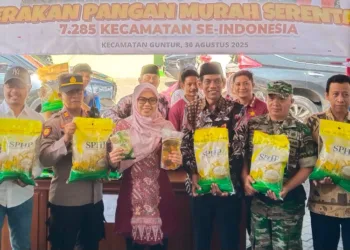 Bupati Demak, Eisti’anah, saat meninjau Gerakan Pangan Murah di Halaman Kecamatan Guntur, Kabupaten Demak, pada Sabtu, 30 Agustus 2025. (M. Burhanuddin Aslam/Lingkarjateng.id)