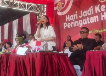Ketua Karang Taruna Kabupaten Kendal, Nattaya Kenenza, menyapa peserta karnaval di Kecamatan Boja, pada Minggu, 31 Agustus 2025. (Unggul Priambodo/Lingkarjateng.id)