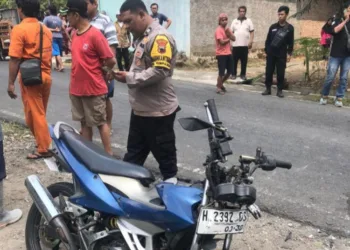 Petugas Satlantas Polres Salatiga melakukan olah TKP kecelakaan di depan Kantor Kelurahan Kumpulrejo, Kecamatan Argomulyo, Kota Salatiga, Selasa, 5 Agustus 2025. (Polres Salatiga/Lingkarjateng.id)