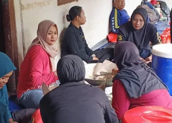 Para relawan membungkus makanan untuk warga yang mengungsi imbas ledakan sumur minyak di Dusun Gendono, Desa Gandu, Kecamatan Bogorejo, Kabupaten Blora. (Eko Wicaksono/Lingkarjateng.id)