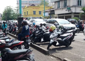 Sejumlah warga sedang beraktivitas di kawasan Jalan Jenderal Sudirman, Kota Salatiga, pada Selasa, 19 Agustus 2025. (Angga Rosa/Lingkarjateng.id)