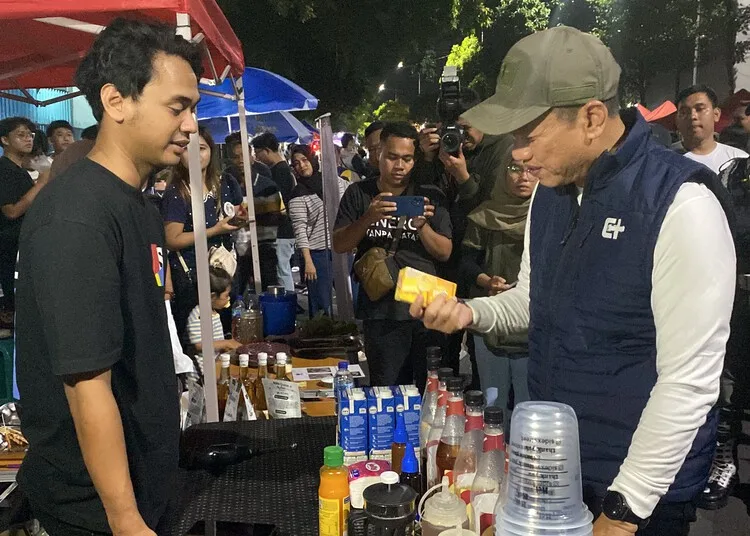 Bupati Kudus, Sam’ani Intakoris, saat mengunjungi salah satu stan UKMK di Car Free Night di Jalan dr Ramelan pada Sabtu malam, 2 Agustus 2025. (Mohammad Fahtur Rohman/Lingkarjateng.id)