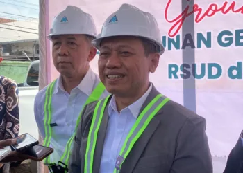 Bupati Kudus, Sam’ani Intakoris, saat ditemui awak media di RSUD dr. Loekmono Hadi Kudus pada Jumat, 15 Agustus 2025. (Mohammad Fahtur Rohman/Lingkarjateng.id)