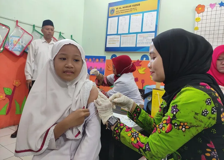 Pelaksanaan imunisasi HPV bagi siswi kelas 5 SD di Kabupaten Kudus. (Nisa Hafizhotus S./Lingkarjateng.id)
