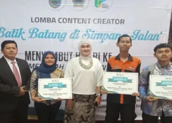 Bupati Faiz Apresiasi Karya Peserta Lomba Konten Kreator Batik Batang 27 Kepala Dinas Pariwisata, Pemuda, dan Olahraga Kabupaten Batang Ulul Azmi (berjas hitam) bersama Perwakilan Ikatan Pluralisme Indonesia, dan para pemenang lomba konten kerator bertema "Batik Batang di Simpang Jalan" di Batang, Jumat, 15 Agustus 2025. (Antara/Lingkarjateng.id)