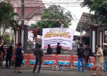 Aliansi Masyarakat Pati Bersatu mendirikan posko untuk mengawal jalannya hak angket di DPRD Pati pada Senin, 18 Agustus 2025. (Mutia Parasti/Lingkarjateng.id)