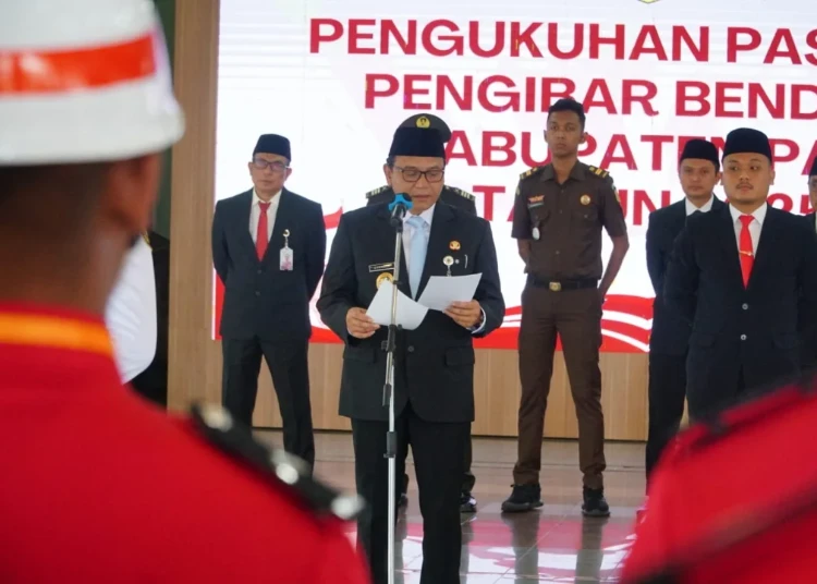 Bupati Sudewo Sakit, Pemerintahan Pati Sementara Dipimpin Wabup Chandra 25 Wakil Bupati Pati, Risma Ardhi Chandra, saat mengukuhkan Paskibraka HUT ke-80 RI di Pendopo Kabupaten Pati pada Jumat, 15 Agustus 2025. (Pemkab Pati/Lingkarjateng.id)