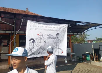 Siswa SMKN 1 Kalinyamatan, Kabupaten Jepara, saat membentangkan spanduk tuntutan saat menggelar demo di sekolah setempat ada Senin, 4 Agustus 2025. (Tomi Budianto/Lingkarjateng.id)