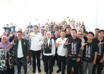 Bupati Kendal, Dyah Kartika Permanasari, berfoto bersama peserta kelas keterampilan literasi di Perpusda Kabupaten Kendal pada Senin, 4 Agustus 2025. (Pemkab Kendal/Lingkarjateng.id)