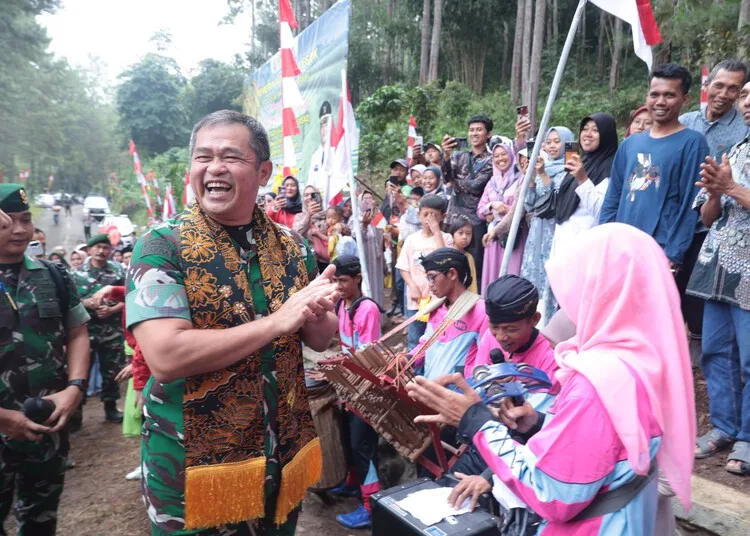 Kepala Staf Angkatan Darat (Kasad) Jenderal TNI Maruli Simanjuntak disambut warga saat meresmikan infrastruktur air tersebut di Desa Legok, Kecamatan Bantarkawung, Kabupaten Brebes, pada Selasa, 5 Agustus 2025. (Humas TNI AD/Lingkarjateng.id)