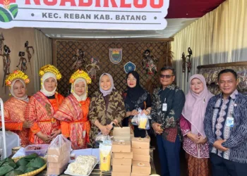Ketua TP PKK Batang Optimis Reban Expo 2025 Raup Omzet Ratusan Juta Rupiah 31 Ketua TP PKK Batang, Faelasufa Faiz, saat mengunjungi salah satu stan di Reban Expo di Kantor Kecamatan Reban pada Kamis, 7 Agustus 2025. (Pemkab Batang/Lingkarjateng.id)