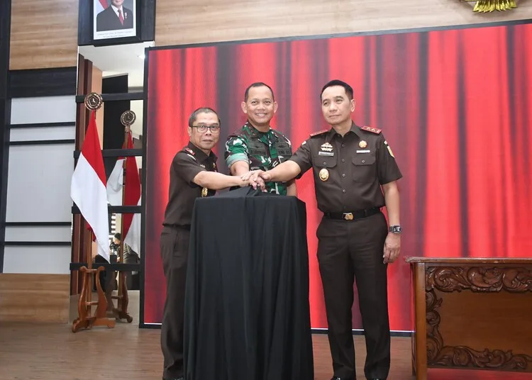 Pangdam IV/Diponegoro Mayjen TNI Achiruddin bersama Kajati Jawa Tengah Hendro Dewanto dan Kajati DIY Riono Budisantoso secara simbolis menyepakati kerja sama keamanan, Selasa, 12 Agustus 2025. (Pendam IV/Diponegoro/Lingkarjateng.id)