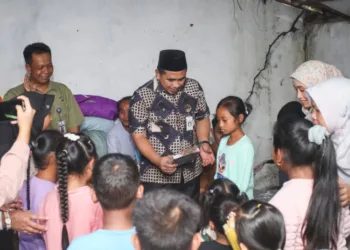 Wakil Gubernur Jawa Tengah, Taj Yasin Maimoen, mengunjungi warga terdampak kebakaran sumur minyak di Dusun Gendono, Desa Gandu, Kecamatan Bogorejo, Kabupaten Blora, pada Jumat, 21 Agustus 2025. (Pemprov Jateng/Lingkarjateng.id)