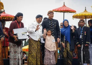 Gubernur Jateng Dorong Tradisi Ruwatan Rambut Gimbal Dieng Dilestarikan 25 Gubernur Jawa Tengah Ahmad Luthfi bersama Menko Bidang Infrastruktur dan Pembangunan Kewilayahan Agus Harimurti Yudhoyono (AHY) menghadiri tradisi ruwatan rambut gimbal alam Dieng Culture Festival pada Minggu, 24 Agustus 2025. (Pemprov Jateng/Lingkarjateng.id)