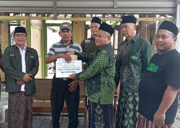 Lazisnu PCNU Kendal Salurkan Bantuan untuk Korban Kebakaran di Kaliwungu 25 Pengurus Lazisnu PCNU Kendal bersama UPZIS PRNU Desa Sarirejo saat menyerahkan bantuan kepada korban kebakaran di Desa Sarirejo, Kecamatan Kaliwungu, pada Minggu, 24 Agustus 2025. (Lingkarjateng.id)
