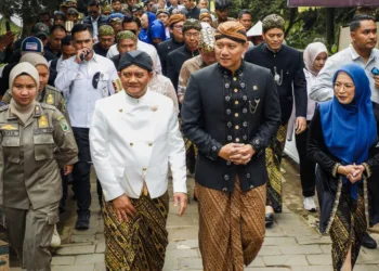 Gubernur Jawa Tengah Ahmad Luthfi bersama Menko Bidang Infrastruktur dan Pembangunan Kewilayahan Agus Harimurti Yudhoyono menghadiri Dieng Culture Festival pada Minggu, 24 Agustus 2025. (Pemprov Jateng/Lingkarjateng.id)