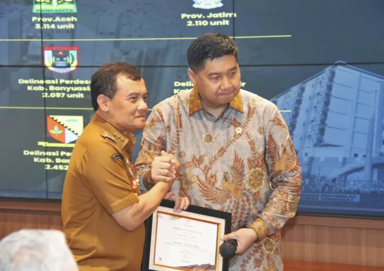 Gubernur Jawa Tengah, Ahmad Luthfi, menerima penghargaan program penyediaan rumah terbaik dari Menteri PKP, Maruarar Sirait, di Wisma Mandiri II, Jakarta Pusat, Senin, 25 Agustus 2025. (Pemprov Jateng/Lingkarjateng.id)