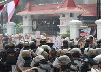 Aparat kepolisian mengamankan Kantor Bupati Pati saat demo akbar pada Rabu, 13 Agustus 2025. (Lingkar Network/Lingkarjateng.id)