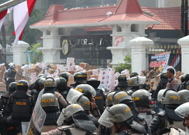 Update Korban Demo Pati, 64 Orang Dirawat 25 Aparat kepolisian mengamankan Kantor Bupati Pati saat demo akbar pada Rabu, 13 Agustus 2025. (Lingkar Network/Lingkarjateng.id)