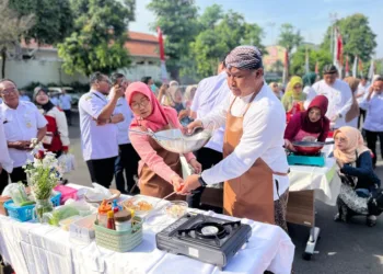 Kalakhar BPBD Kabupaten Kudus, Mundir, beserta istri saat mengikuti lomba memasak nasi goreng bagi istri Forkopimda dan seluruh unsur Dharma Wanita Persatuan di Halaman Pendopo Kabupaten Kudus, Rabu, 13 Agustus 2025. (Nisa Hafizhotus S./Lingkarjateng.id)