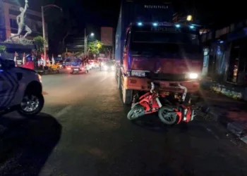 Dua motor rusak parah setelah diseruduk truk tronton di Jalan Soekarno Hatta, tepatnya di simpang tiga ABC, Kelurahan Ledok, Kecamatan Argomulyo, Kota Salatiga, Senin, 11 Agustus 2025 malam. (Dok. Humas Polres Salatiga)