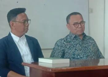 Rektor UHN Sudirman Said (kanan) menjawab pertanyaan awak media dalam konferensi pers di Salatiga, Senin, 25 Agustus 2025. (Angga Rosa/Lingkarjateng.id)