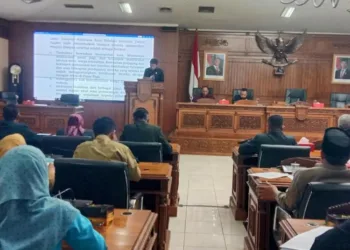 Ketua Panitia Angket DPRD Kota Salatiga Saiful Mashud menyampaikan kesimpulan penyelidikan dugaan pelanggaran Undang-undang yang diduga dilakukan Wali Kota Salatiga kepada peserta rapat paripurna di Ruang Bhineka Tunggal Ika, Senin, 25 Agustus 2025. (Angga Rosa/Lingkarjateng.id)