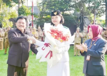 Wali Kota Salatiga Robby Hernawan memberikan apresiasi kepada anggota Paskibraka Tingkat Nasional Anindya Putri Aprilia. (Dok. Prokompim Setda Salatiga)
