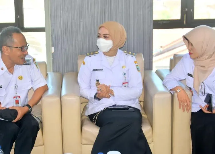 Pemkot Salatiga Target Wujudkan 41 Pesantren Ramah Anak dan Sehat 25 Wakil Wali Kota Salatiga, Nina Agustin, saat menghadiri seminar bertema "Mewujudkan Pesantren Ramah Anak dan Pengembangan Pemuda yang Sehat" di Ruang Kaloka Setda Salatiga, Rabu, 6 Agustus 2025. (Dok. Prokompim Setda Salatiga)