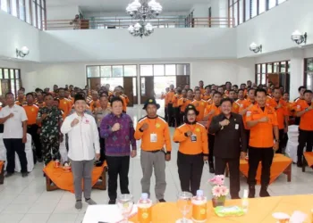 Ketua DPRD Salatiga Dance Ishak Palit (dua dari kiri) dan Wali Kota Robby Hernawan (dua dari kanan) foto bersama dengan peserta workshop Pemberdayaan Kelompok Masyarakat Bidang Pencarian dan Pertolongan (SAR) Tahun 2025 di Wisma Sabda Mulya, Senin, 11 Agustus 2025. (Dok. Prokompim Setda Salatiga)