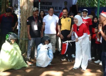 Kapolres Salatiga AKBP Veronica (baju merah) saat mengikuti lomba makan kerupuk di Kelurahan Kecandran, Kecamatan Sidomukti, Sabtu, 16 Agustus 2025. (Dok. Polres Salatiga)