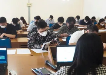 Sejumlah pencari kerja di Salatiga saat melamar lowongan pekerjaan yang ditawarkan dalam job fair. (Angga Rosa/Lingkarjateng.id)