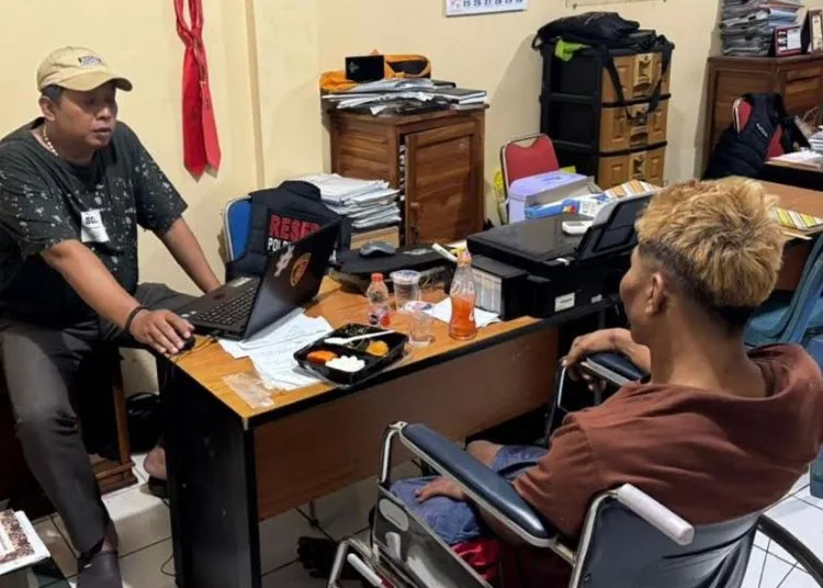 Penyidik Polres Salatiga memeriksa tersangka kasus pencurian motor di Kantor Satreskrim, Jumat, 22 Agustus 2025. (Dok. Humas Polres Salatiga)