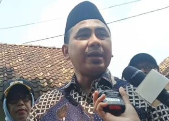 Wakil Gubernur Jawa Tengah (Jateng) Taj Yasin Maimoen saat mengunjungi lokasi kebakaran di Desa Gandu, Kecamatan Bogorejo, Blora, Jumat, 22 Agustus 2025. (Eko Wicaksono/Lingkarjateng.id)
