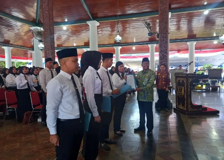 1.466 PPPK Pemkab Rembang Diangkat Sebulan Lebih Cepat 25 PELANTIKAN: Bupati Rembang menyerahkan SK Pengangkatan PPPK kepada perwakilan peserta di Pendopo Museum RA Kartini pada Selasa, 2 September 2025. (Muhammad Faalih/Lingkarjateng.id)
