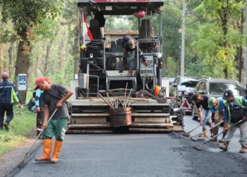 Perbaikan Infrastruktur Jateng Nyaris 90 Persen, Pengamat Undip Ingatkan Pemeliharaan Tepat 28 BEKERJA: Para pekerja sedang mengaspal jalan di Jawa Tengah. (Humas Pemprov Jateng/Lingkarjateng.id)