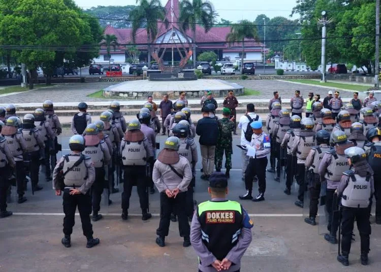 368 Personel Diterjunkan Kawal Demo Cipayung Raya di DPRD Pekalongan 25 APEL: Suasana apel kesiapan pengamanan demo mahasiswa di depan Gedung DPRD Kabupaten Pekalongan pada Senin, 8 September 2025. (Fahri Akbar/Lingkarjateng.id)