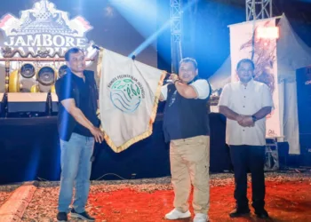 Gubernur Jawa Tengah, Ahmad Luthfi, dikukuhkan sebagai Bapak Komite Pecinta Alam Indonesia (KPAI) dalam acara Jambore Camping Nasional yang digelar di Camping Ground Kampoeng Kopi Banaran, Bawen, Kabupaten Semarang, Sabtu, 20 September 2025. (Pemprov Jateng/Lingkarjateng.id)