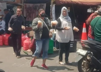 Aliansi Masyarakat Pati Bersatu membagikan nasi kotak dan kolak kepada warga di sekitar Alun-Alun Pati, Jumat, 12 September 2025. (Lingkar Network/Lingkarjateng.id)