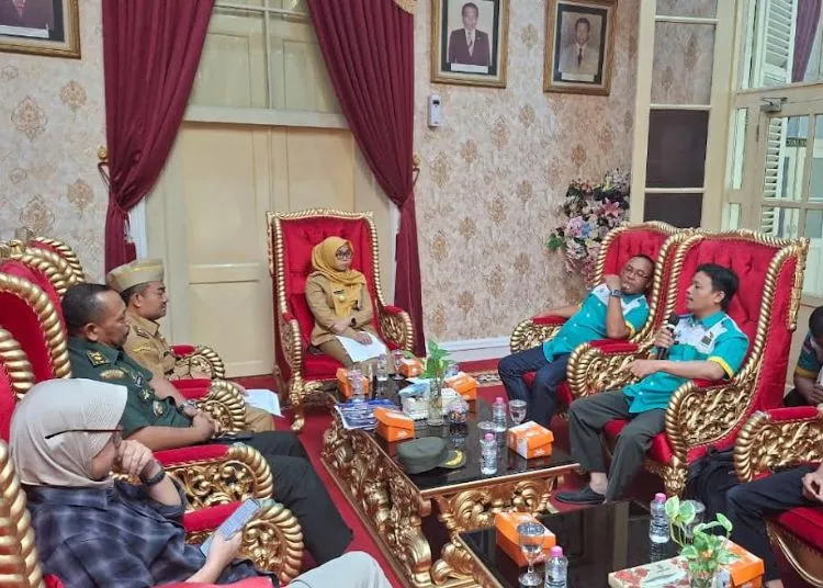 Aliansi Buruh Desak Bupati Demak Segera Tetapkan UMSK 25 AUDIENSI: Bupati Demak Eisti’anah menerima audiensi aliansi buruh di Ruang Transit Bupati Demak, Selasa, 9 September 2025. (M. Burhanuddin Aslam/Lingkarjateng.id)